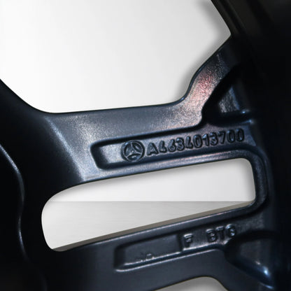 Velgdetail met serienummer A4634013700 op zwarte metalen band