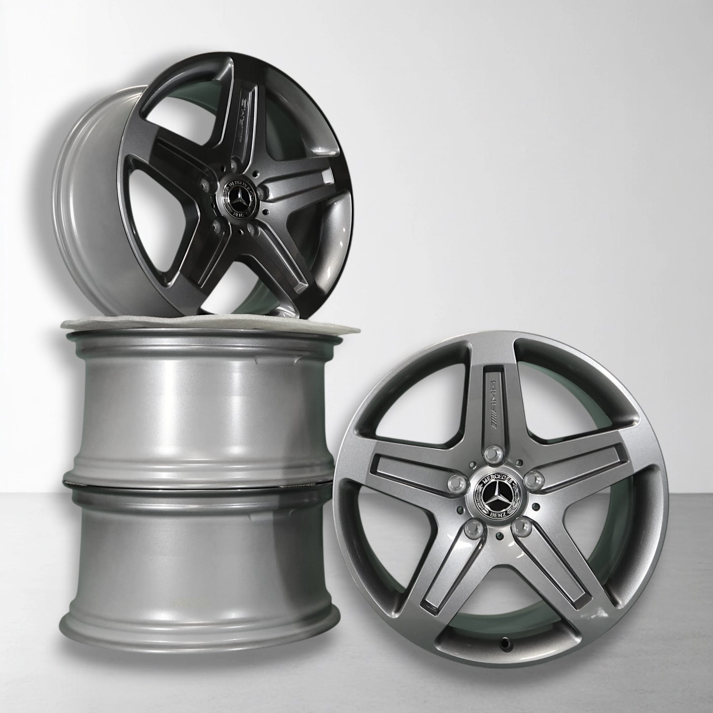 Set van twee lichtmetalen velgen, zilver met zwart sterdesign en Mercedes-logo.