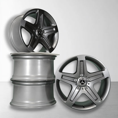Set van twee lichtmetalen velgen, zilver met zwart sterdesign en Mercedes-logo.