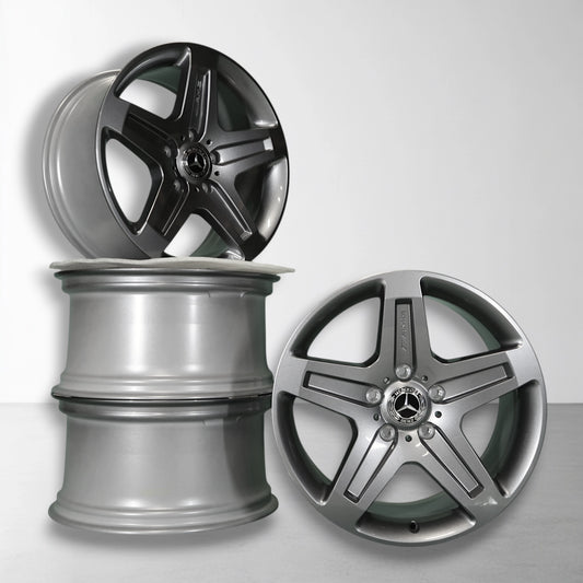 Set van twee lichtmetalen velgen, zilver met zwart sterdesign en Mercedes-logo.