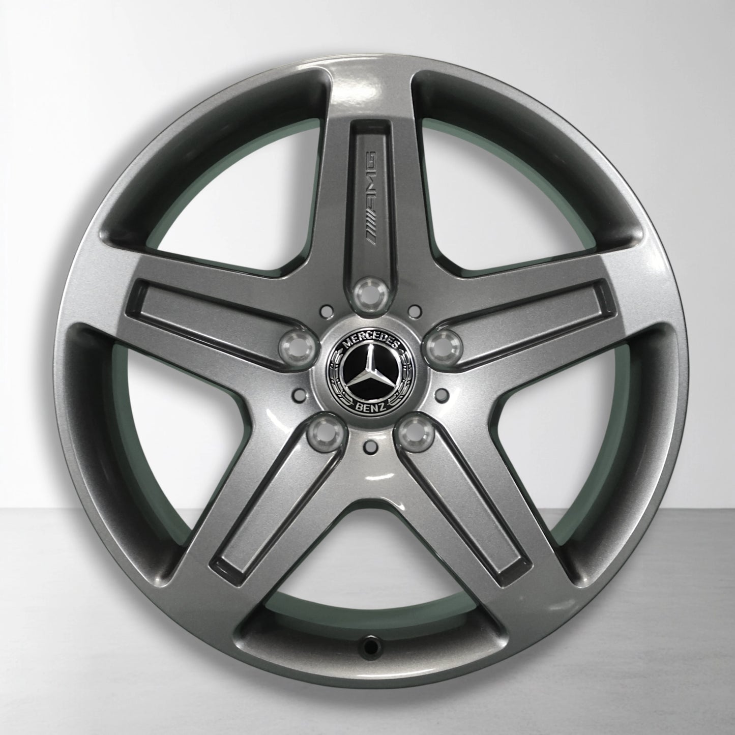 Enkele lichtmetalen velg met sterspaken, zilver/zwart en Mercedes-embleem.