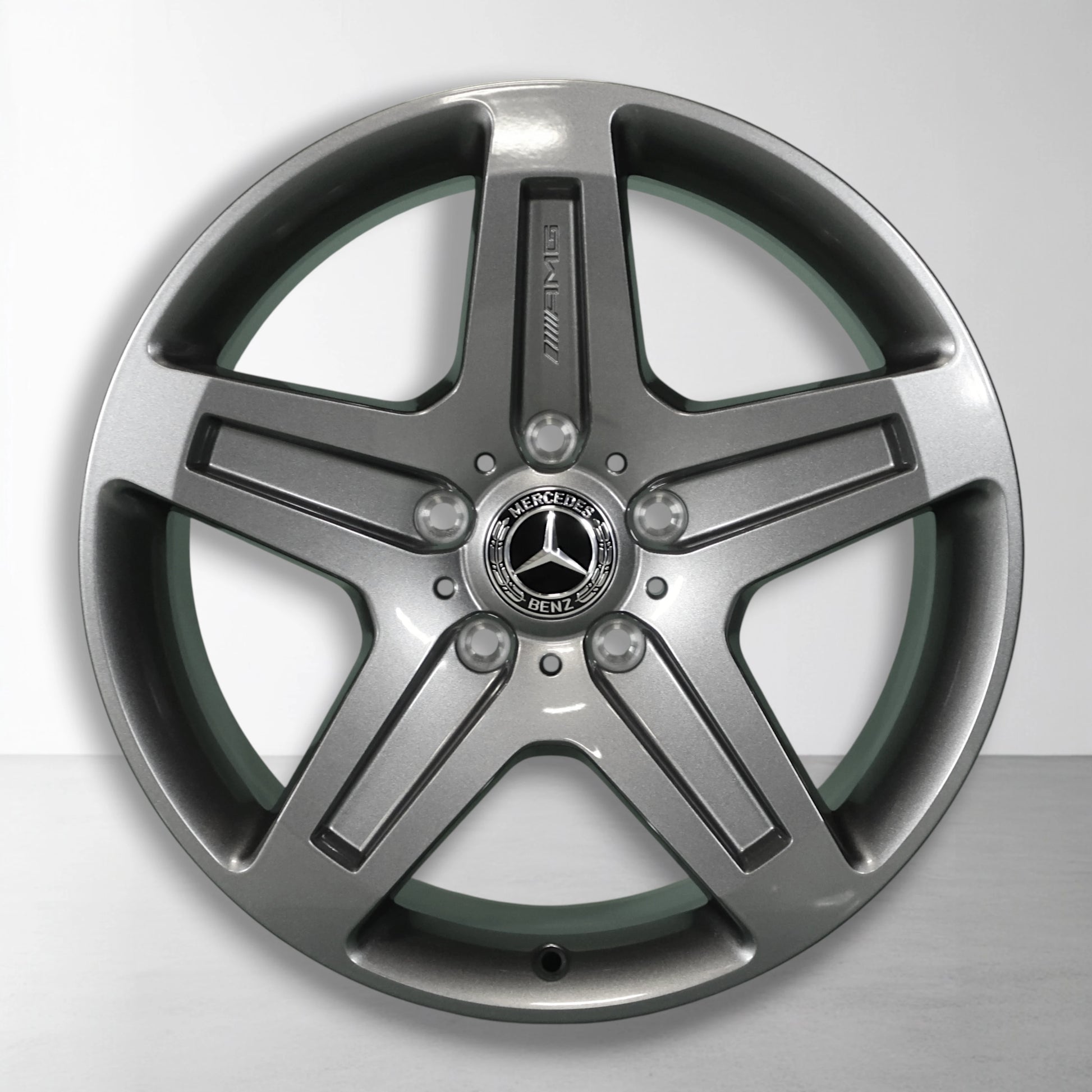 Enkele lichtmetalen velg met sterspaken, zilver/zwart en Mercedes-embleem.