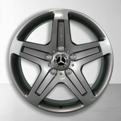 Enkele lichtmetalen velg met sterspaken, zilver/zwart en Mercedes-embleem.