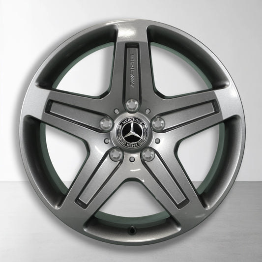 Enkele lichtmetalen velg met sterspaken, zilver/zwart en Mercedes-embleem.