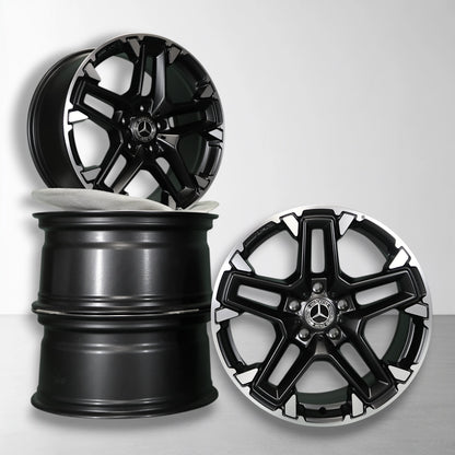 Set originele lichtmetalen velgen in zwart met zilveren accenten en Mercedes-logo