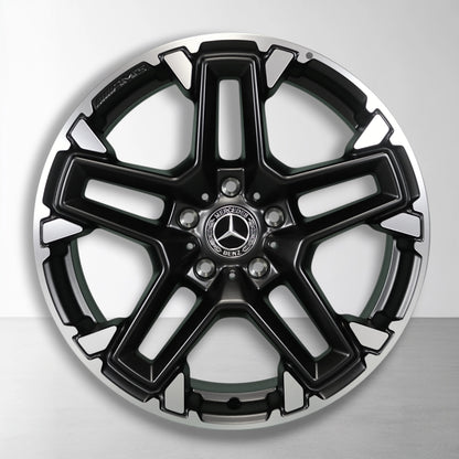 Lichtmetalen velg met zwarte en zilveren gespleten spaken, Mercedes-logo in het midden