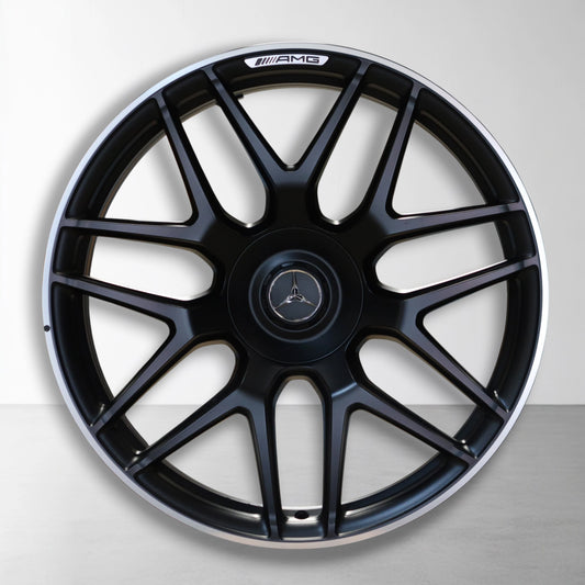 22 inch AMG-velg met zwarte spaken en Mercedes-ster op het naafdeksel