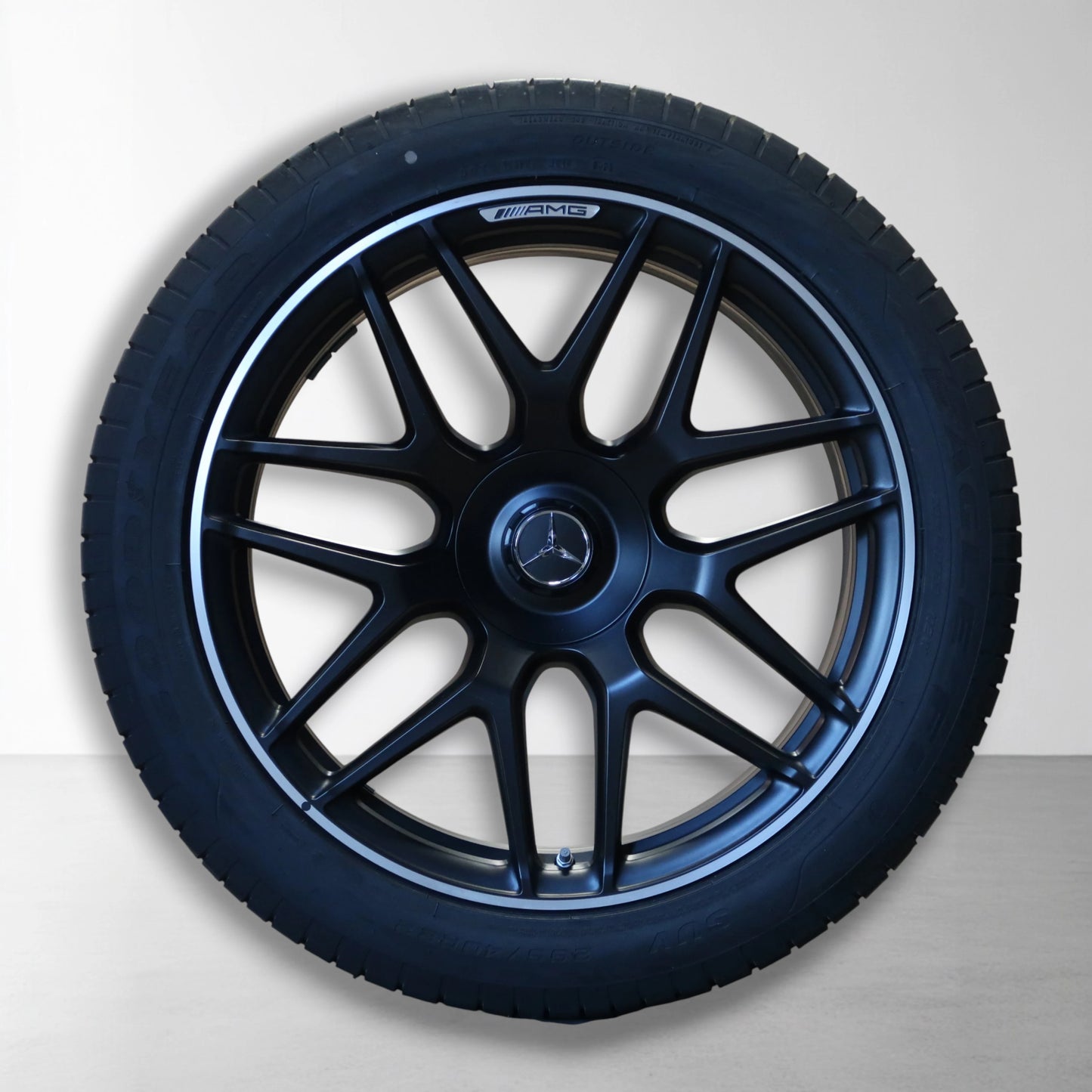 Enkele velg met zomerband, zwart 10-spaaks design met Mercedes-embleem.