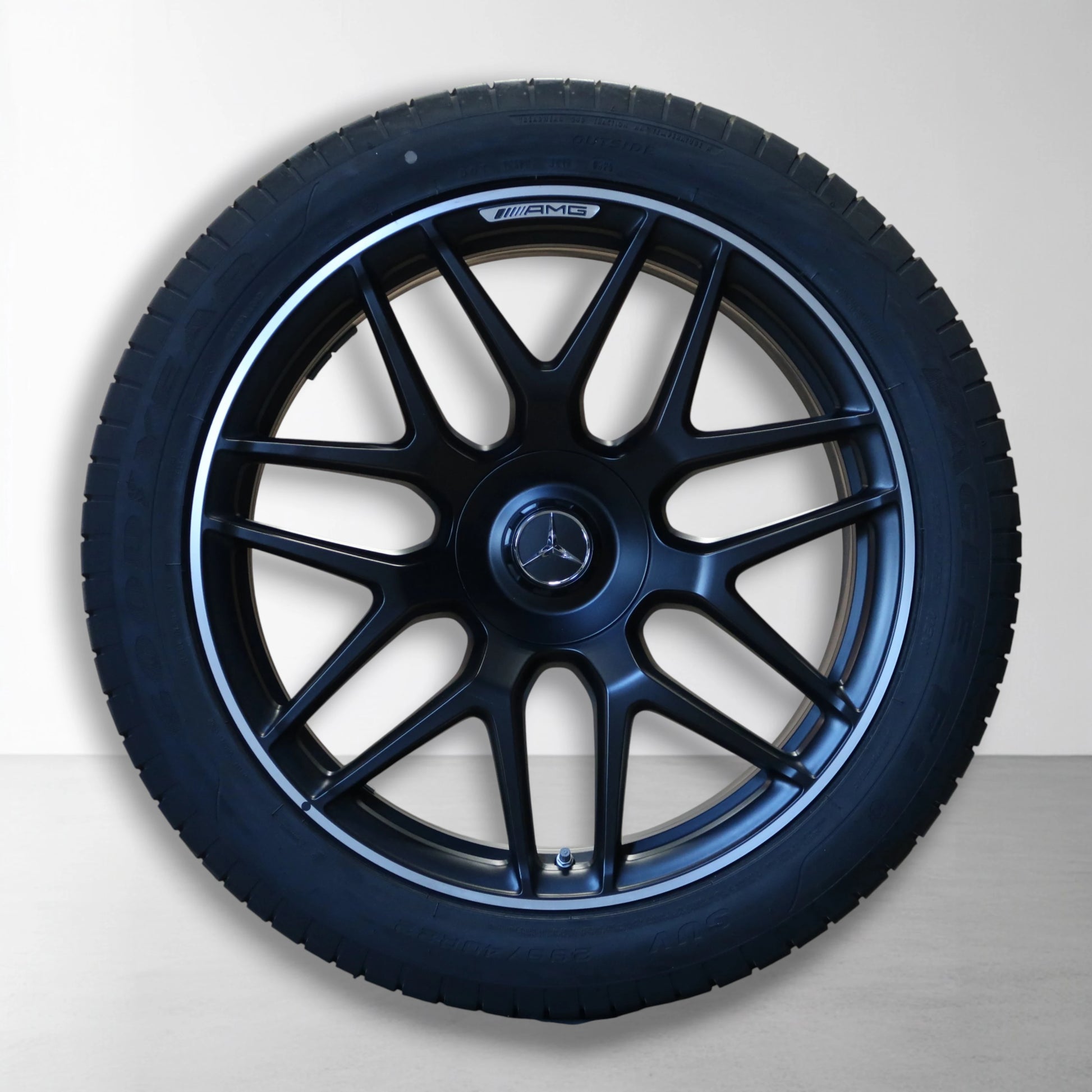 Enkele velg met zomerband, zwart 10-spaaks design met Mercedes-embleem.