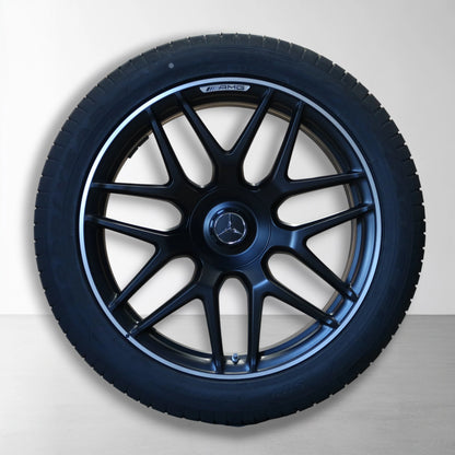 Enkele velg met zomerband, zwart 10-spaaks design met Mercedes-embleem.