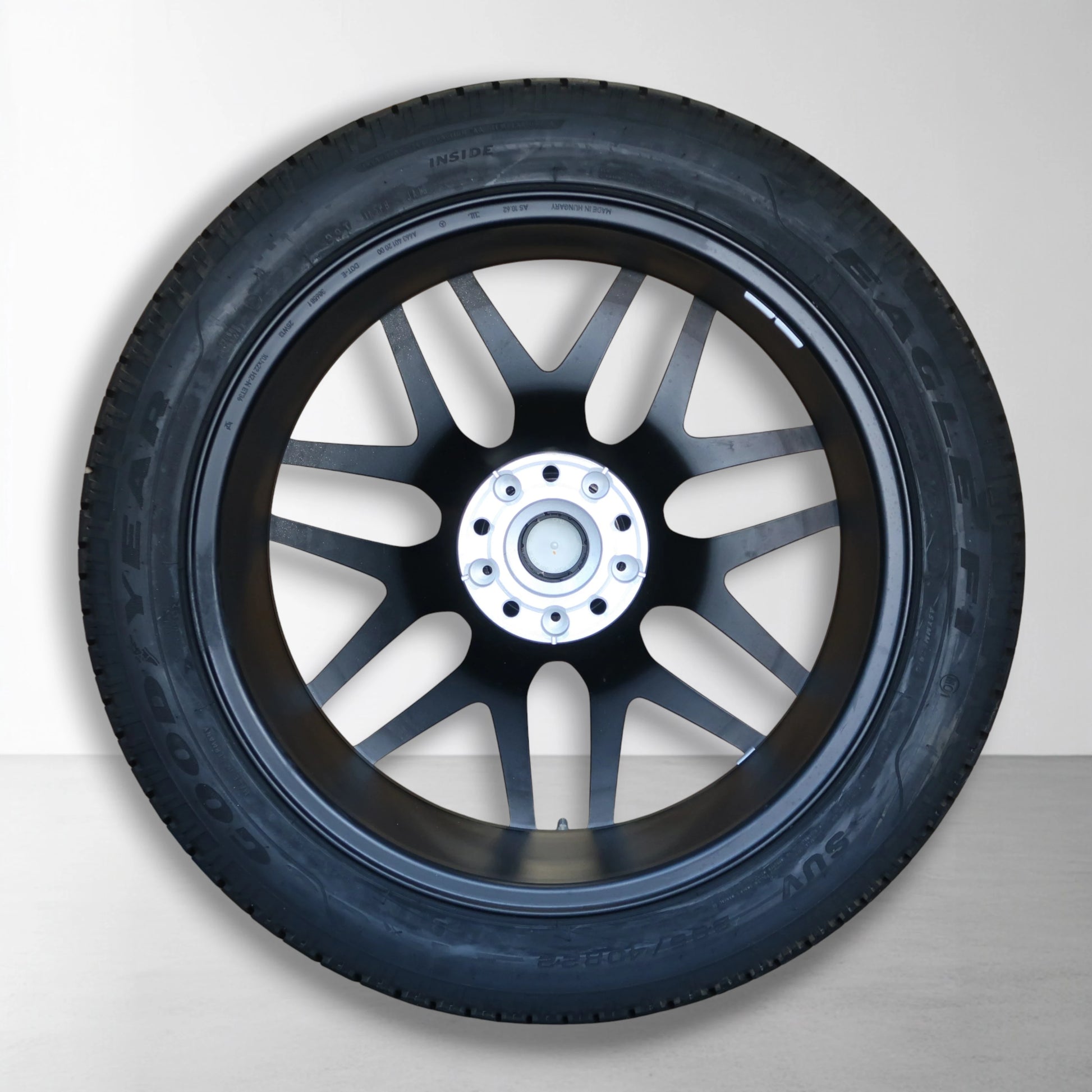Velg met zomerband, tweekleurig 10-spaaks velgdesign met zilveren naafdop.