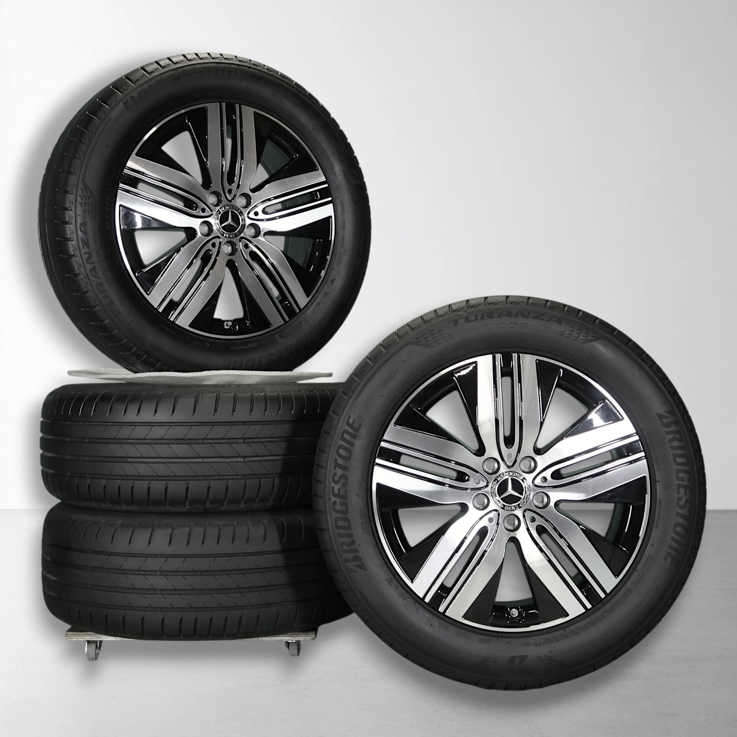 Set 18 inch velgen met zomerbanden: twee zwarte lichtmetalen velgen met banden