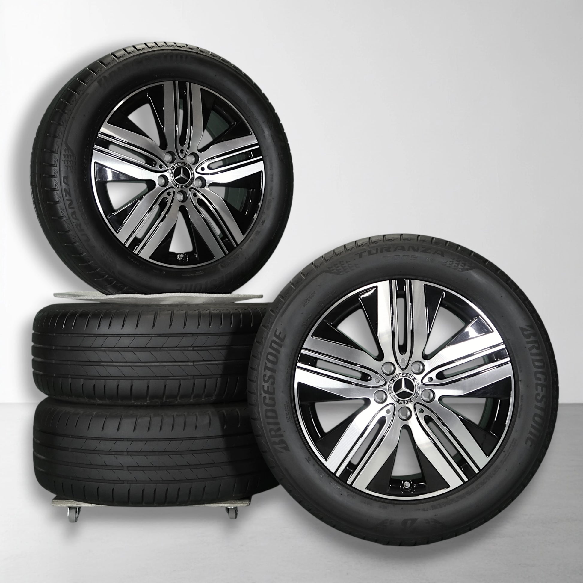 Set 18 inch velgen met zomerbanden: twee zwarte lichtmetalen velgen met banden