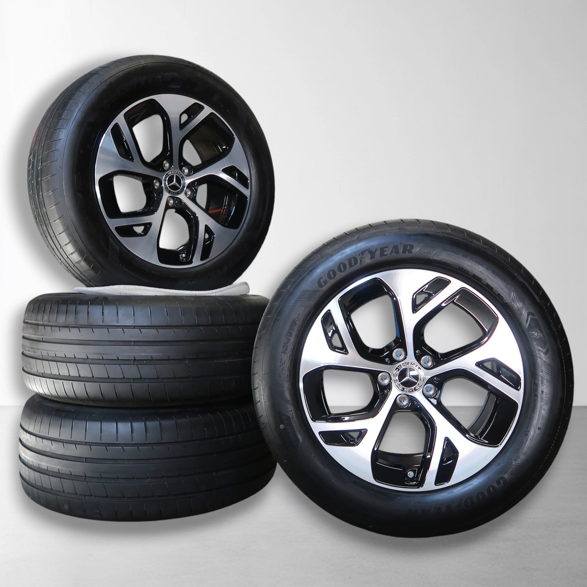 Autobanden met lichtmetalen velg met zwart-zilveren spaken en bandprofiel
