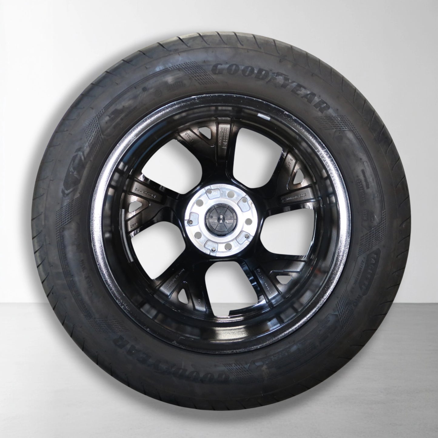 Enkele 18 inch velg met chromen rand en zomerband, donker gespaakt model