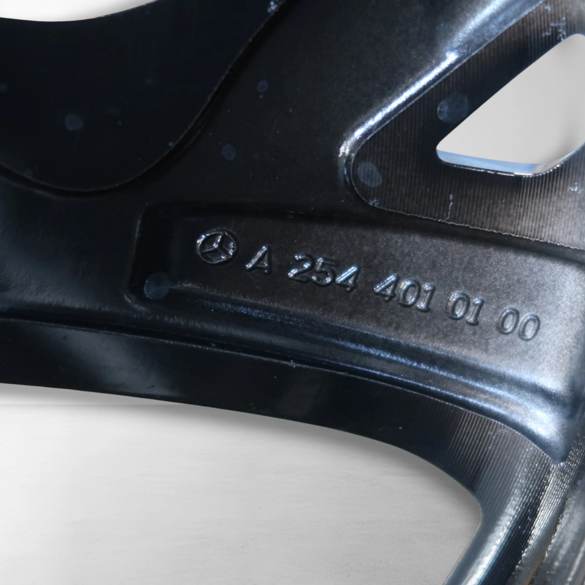 Close-up velgrand met gegraveerde maatcode A2544010100
