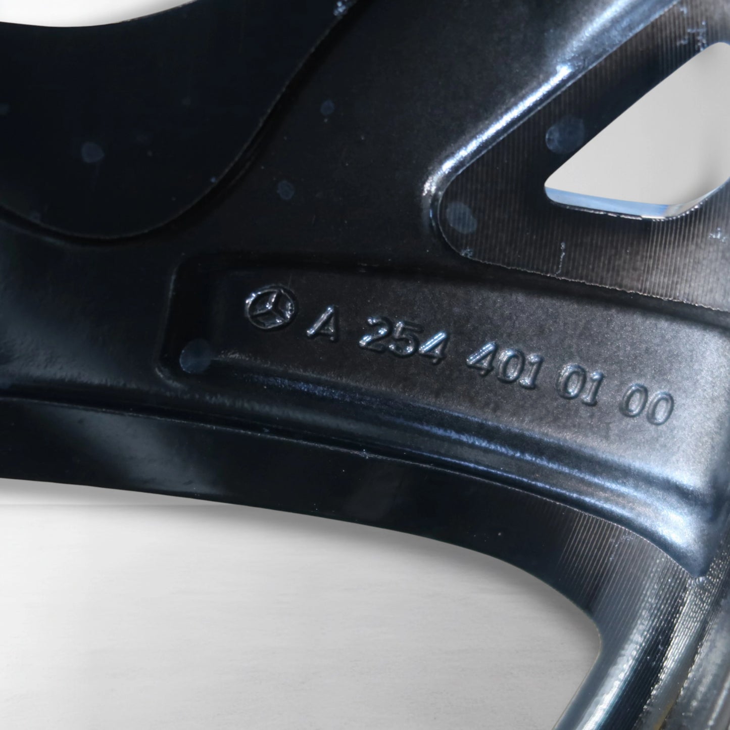 Velgdetail met gegraveerde code 254 401 01 00 op de zwarte rand