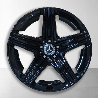 Zwarte Mercedes velg met glanzende spaken en centraal logo-embleem