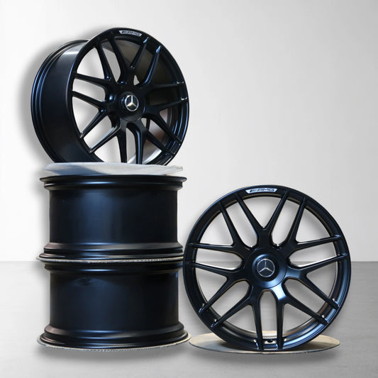Set lichtmetalen AMG-velgen met zwarte velgrand en zilveren spaken