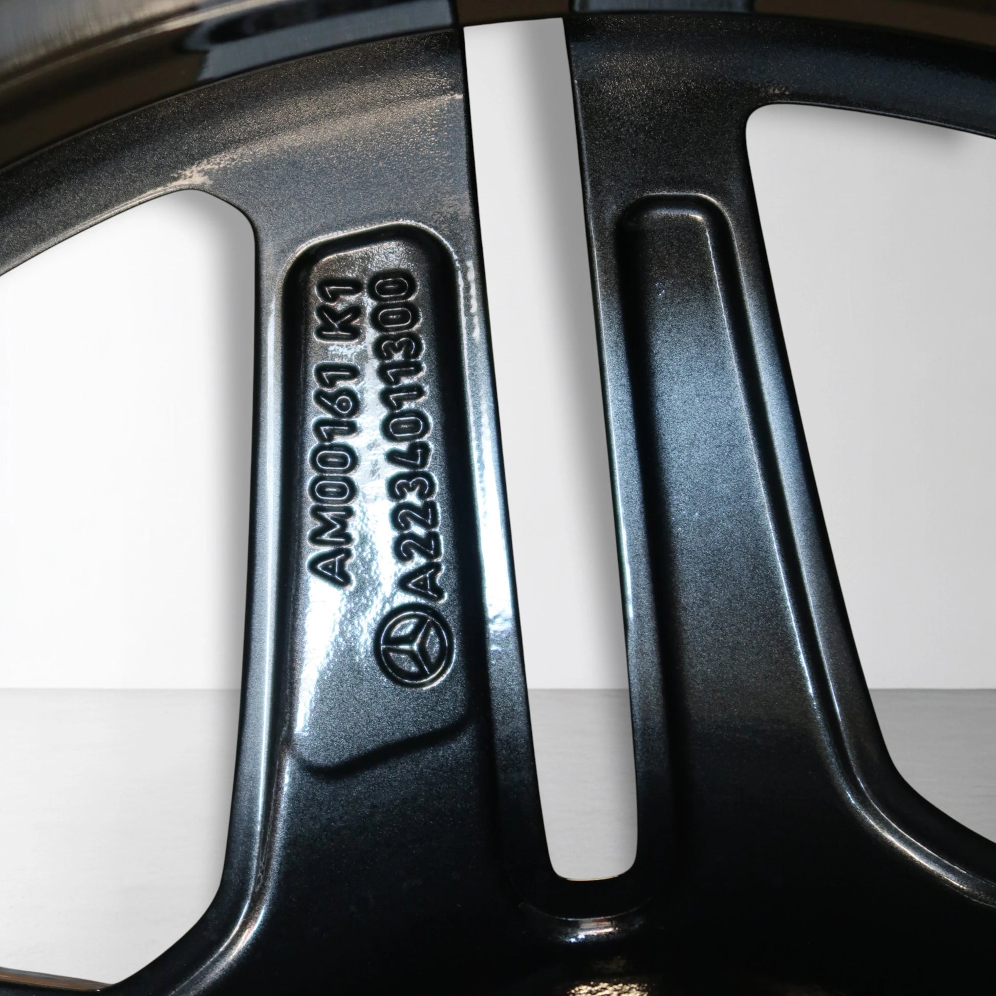 Mercedes velgmarkering met code A2234011300 op spaak