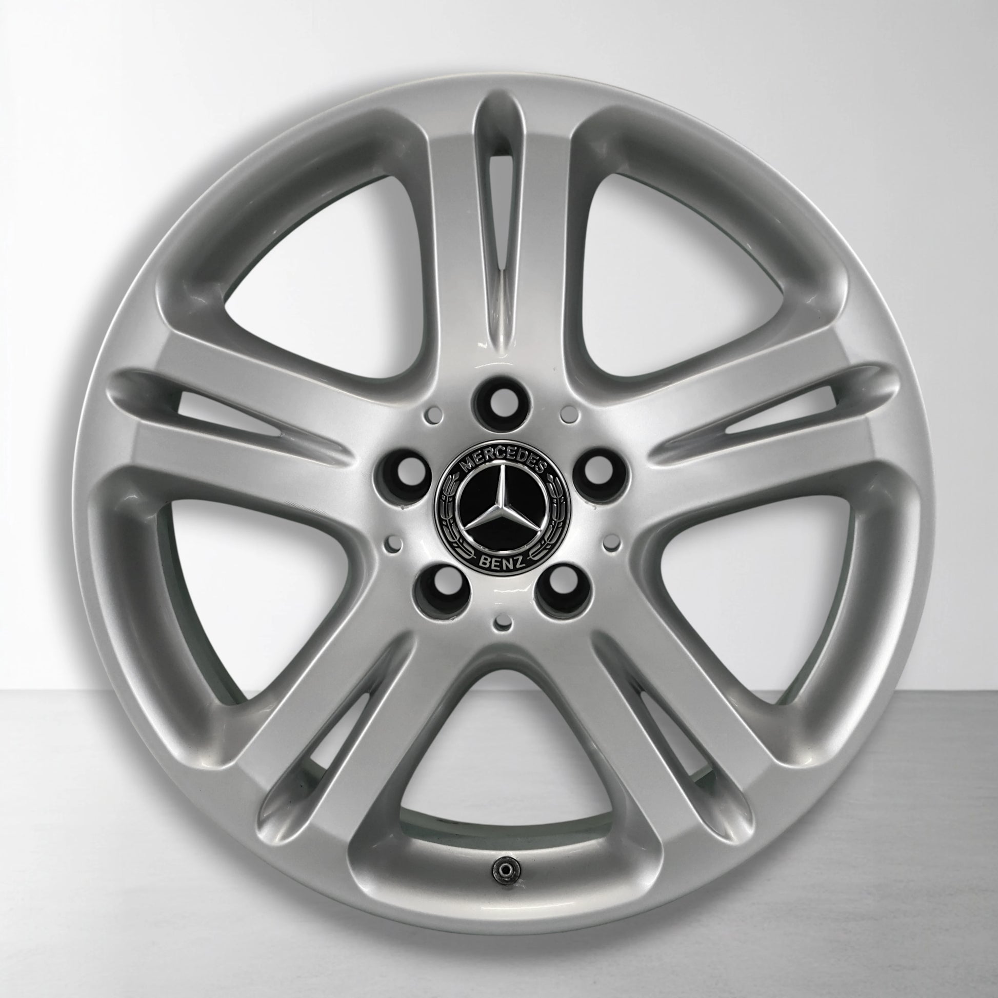 Zilverkleurige 17 inch Mercedes velg met centraal embleem en vijf dubbele spaken