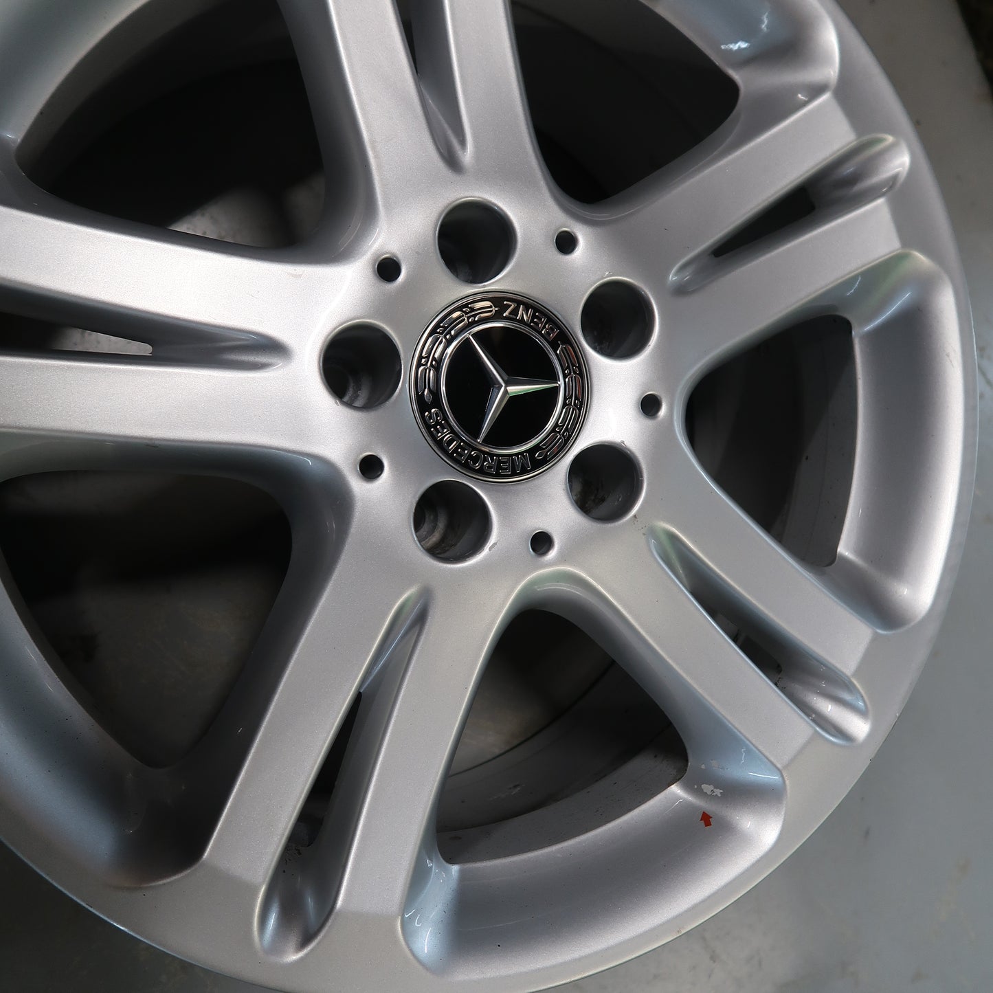 Originele Mercedes velg 17 inch, zilveren 10-spaaks velg met centrale logo-ring