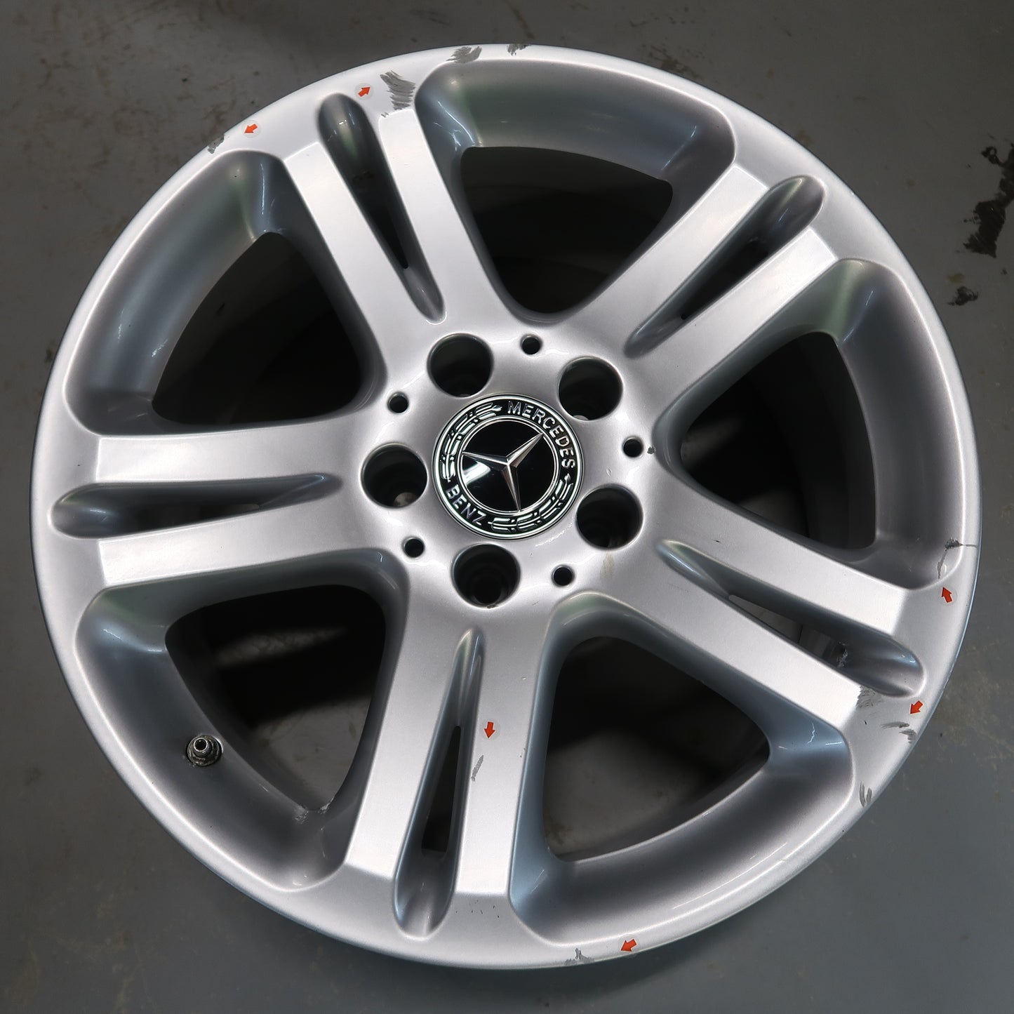 Originele Mercedes velg 17 inch met zilveren 10-spaaks design en wielnaafdop