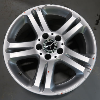 Originele Mercedes velg 17 inch met zilveren 10-spaaks design en wielnaafdop