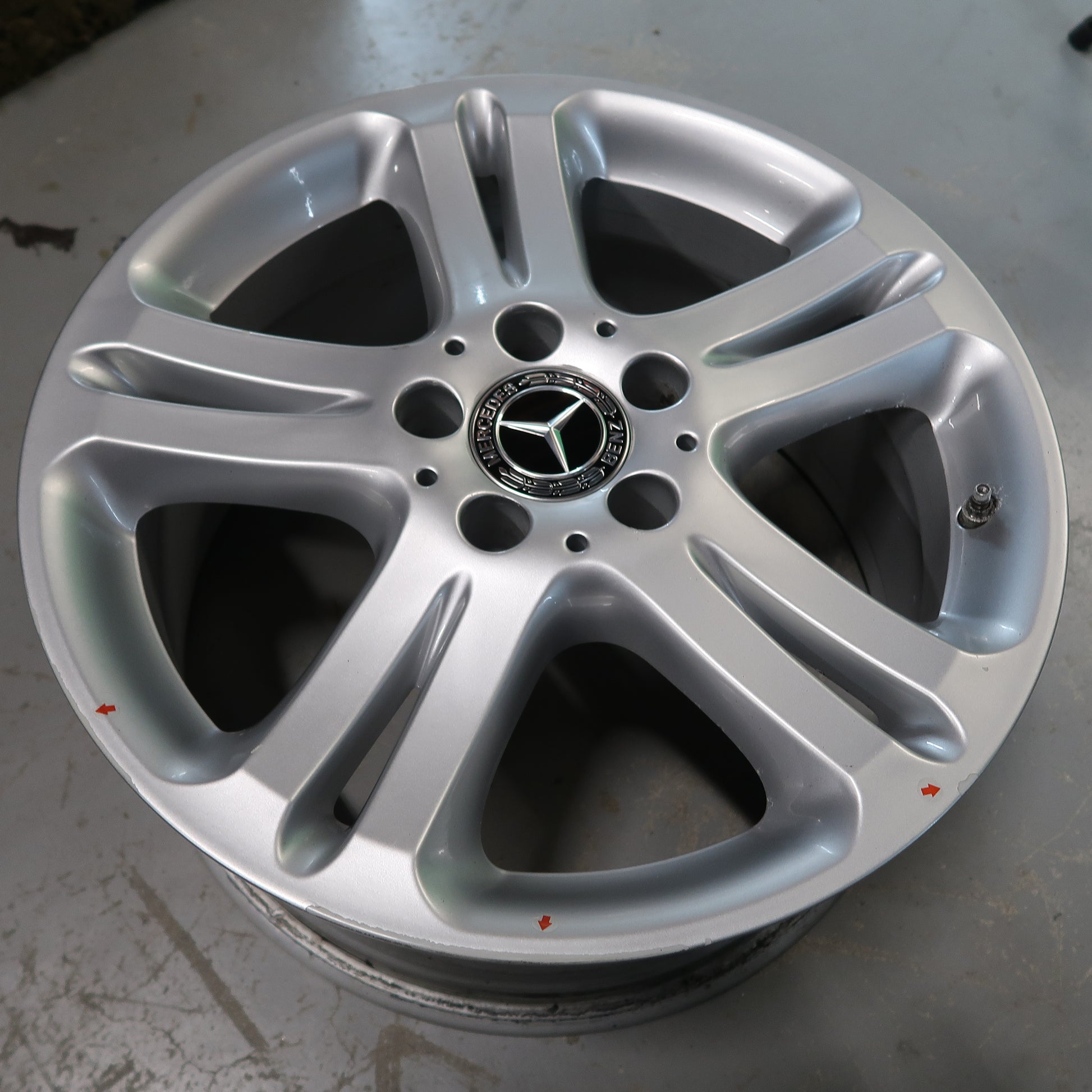 Originele Mercedes velg 17 inch met zilveren velgrand en 10 spaken, naafdop zichtbaar