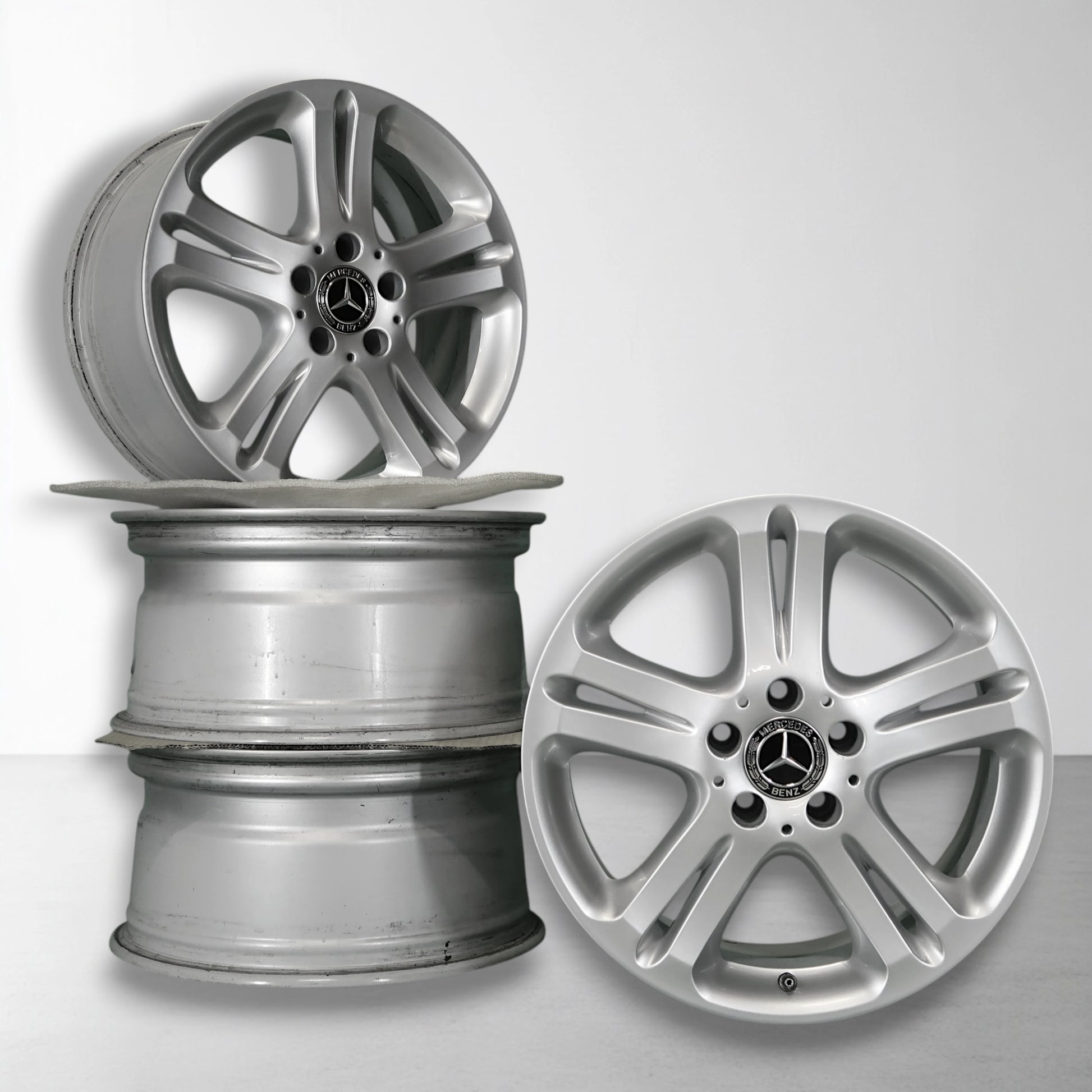 Set 17 inch lichtmetalen velgen met Mercedes-logo, zilverkleurige meerspaaks velg