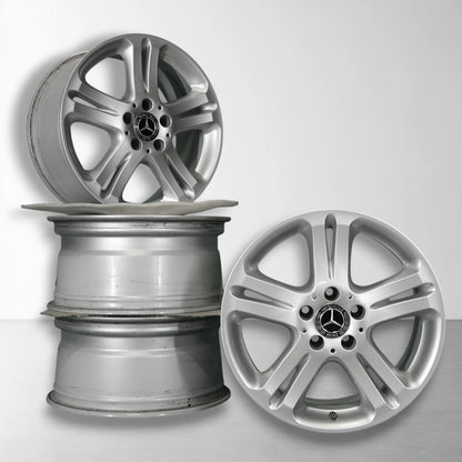 Set 17 inch lichtmetalen velgen met Mercedes-logo, zilverkleurige meerspaaks velg