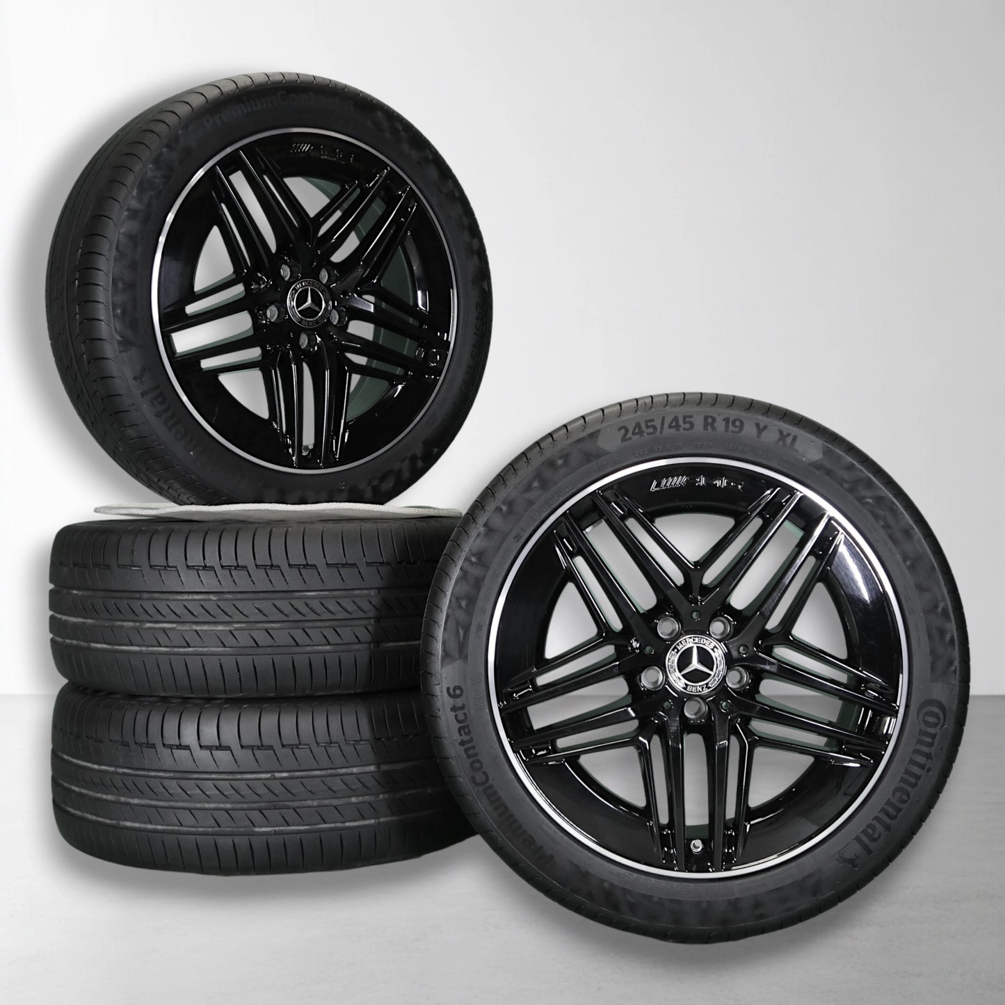 19-inch velgen met zomerbanden; zwarte spaakvelgen met Mercedes-logo