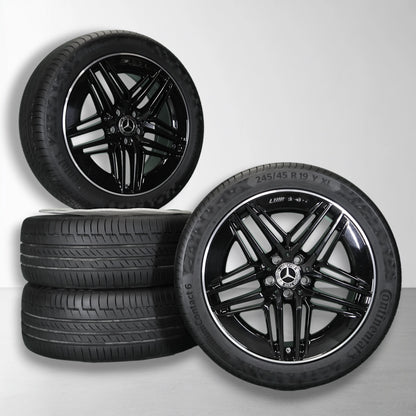 19-inch velgen met zomerbanden; zwarte spaakvelgen met Mercedes-logo