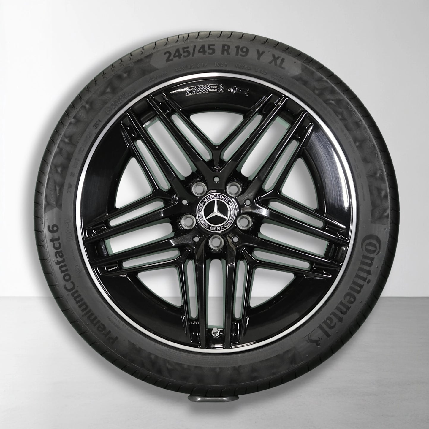 Enkele 19-inch velg met zomerband, zwart-zilveren spaakdesign en Mercedes-logo