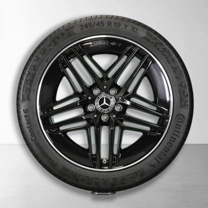Enkele 19-inch velg met zomerband, zwart-zilveren spaakdesign en Mercedes-logo