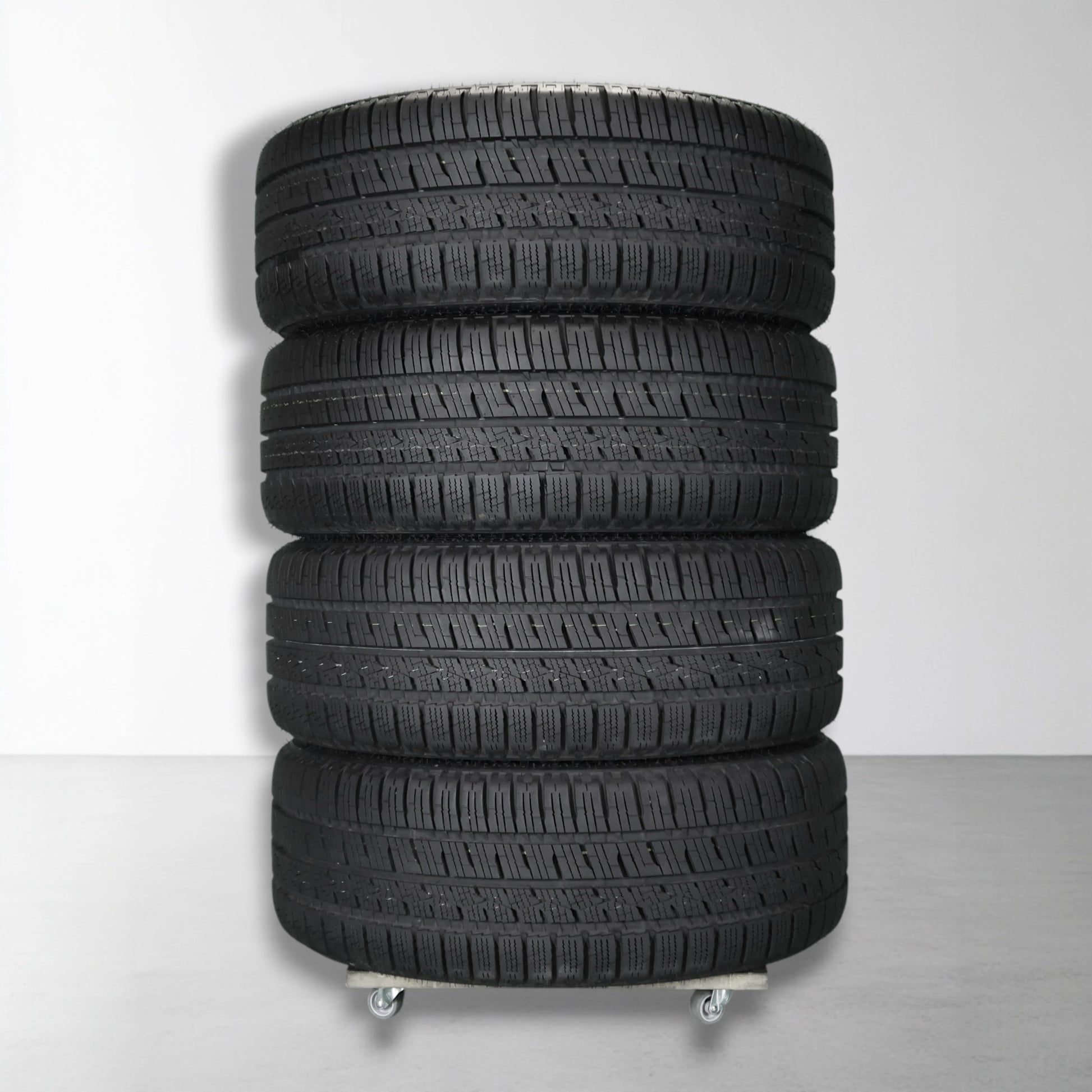 Allseason banden-set, gestapeld in zwart, 17 inch, zonder zichtbare velgen