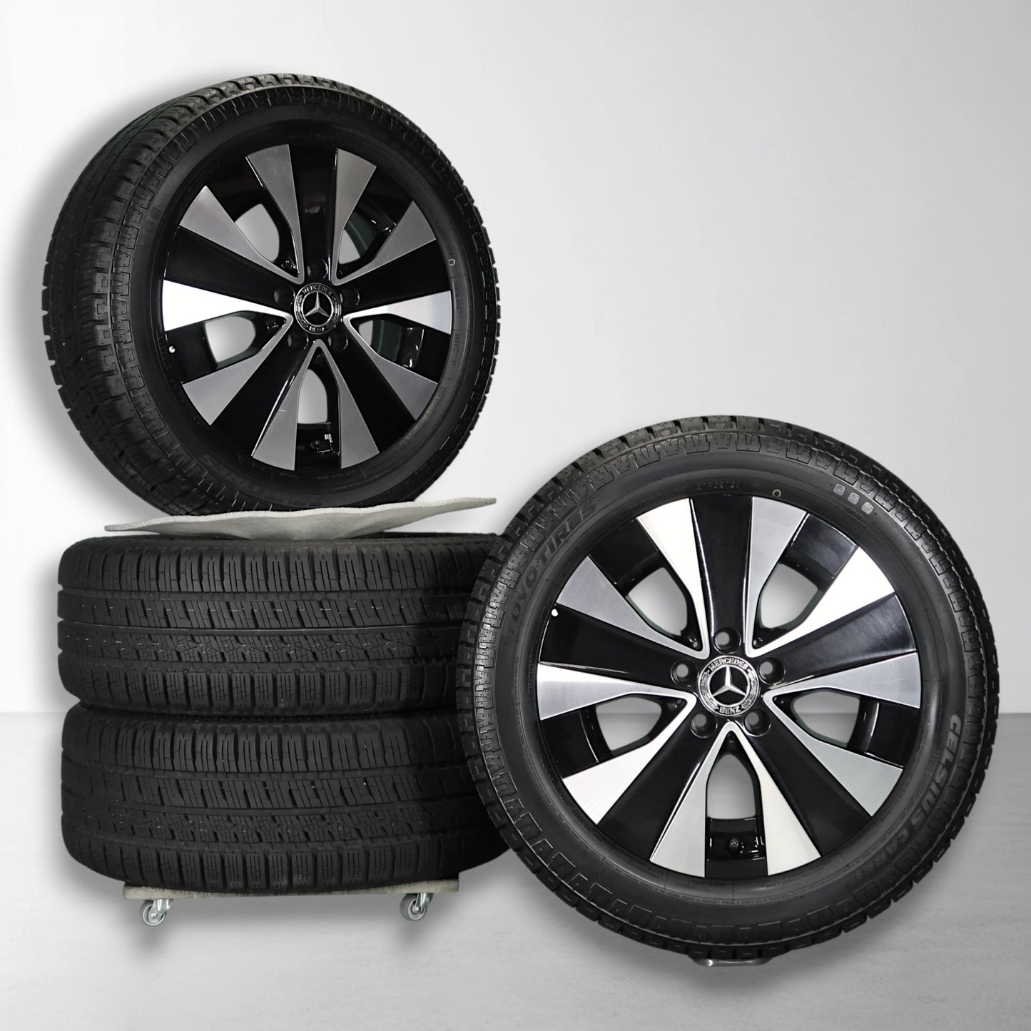 Twee allseason banden met Mercedes velgen, donker met zilverkleurige accenten, 17 inch
