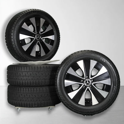 Twee allseason banden met Mercedes velgen, donker met zilverkleurige accenten, 17 inch