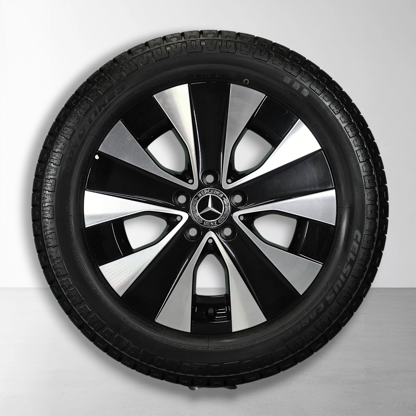 Enkele 17 inch allseason band met Mercedes velg, zwart en zilver, vooraanzicht