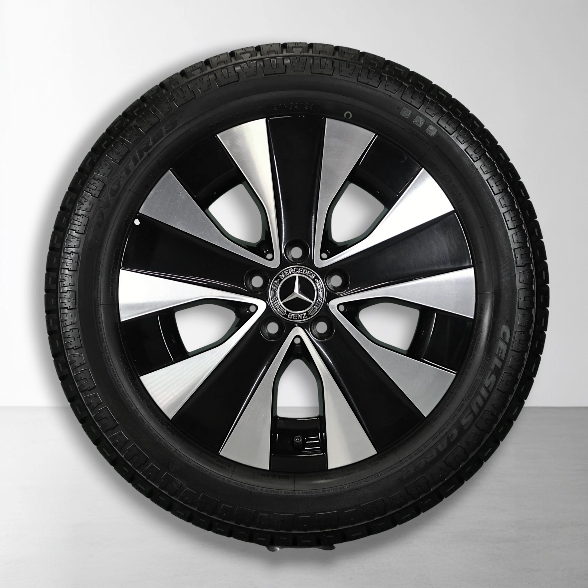 Enkele 17 inch allseason band met Mercedes velg, zwart en zilver, vooraanzicht