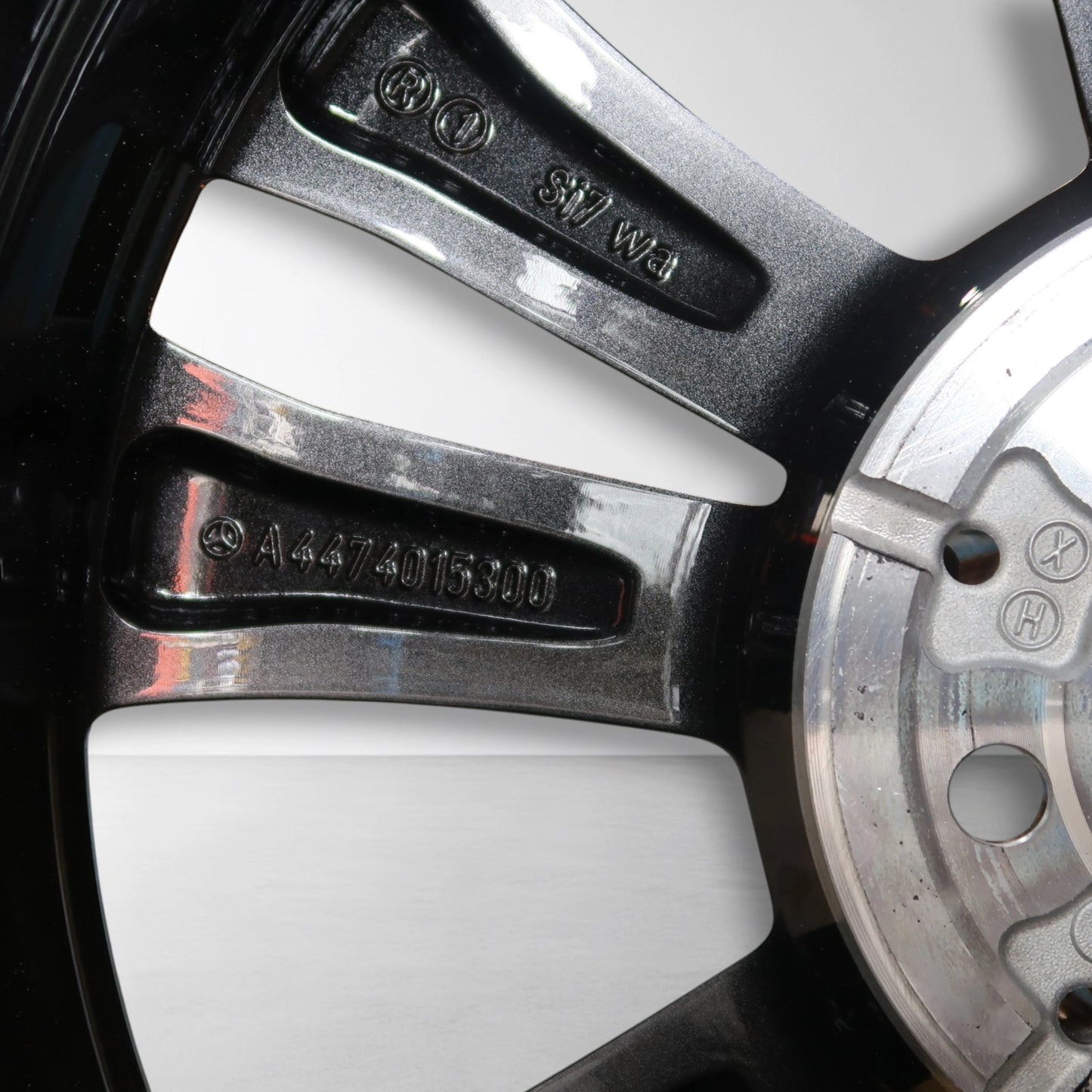 Close-up lichtmetalen velg met gegraveerd nummer A4474015300