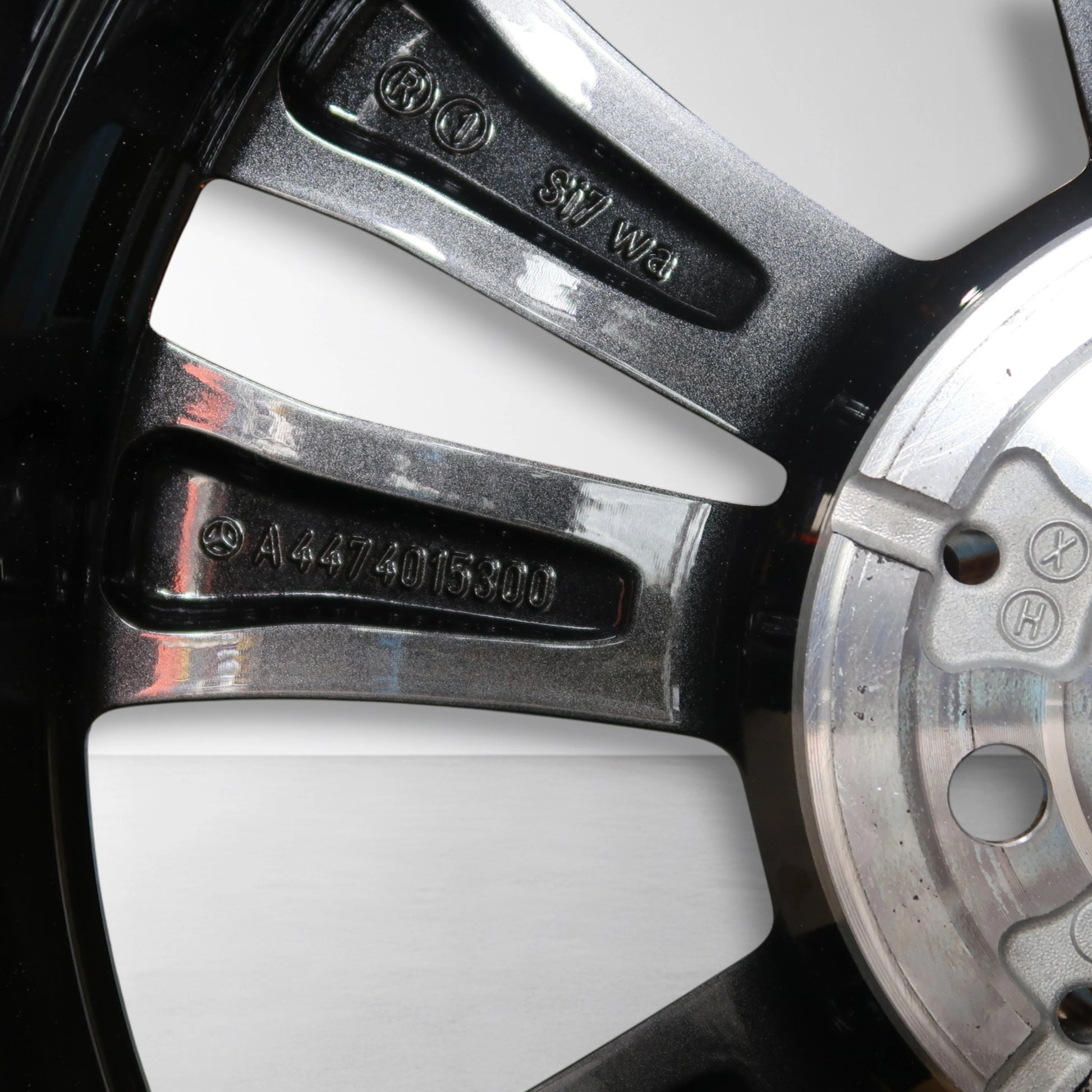 Close-up lichtmetalen velg met gegraveerd nummer A4474015300