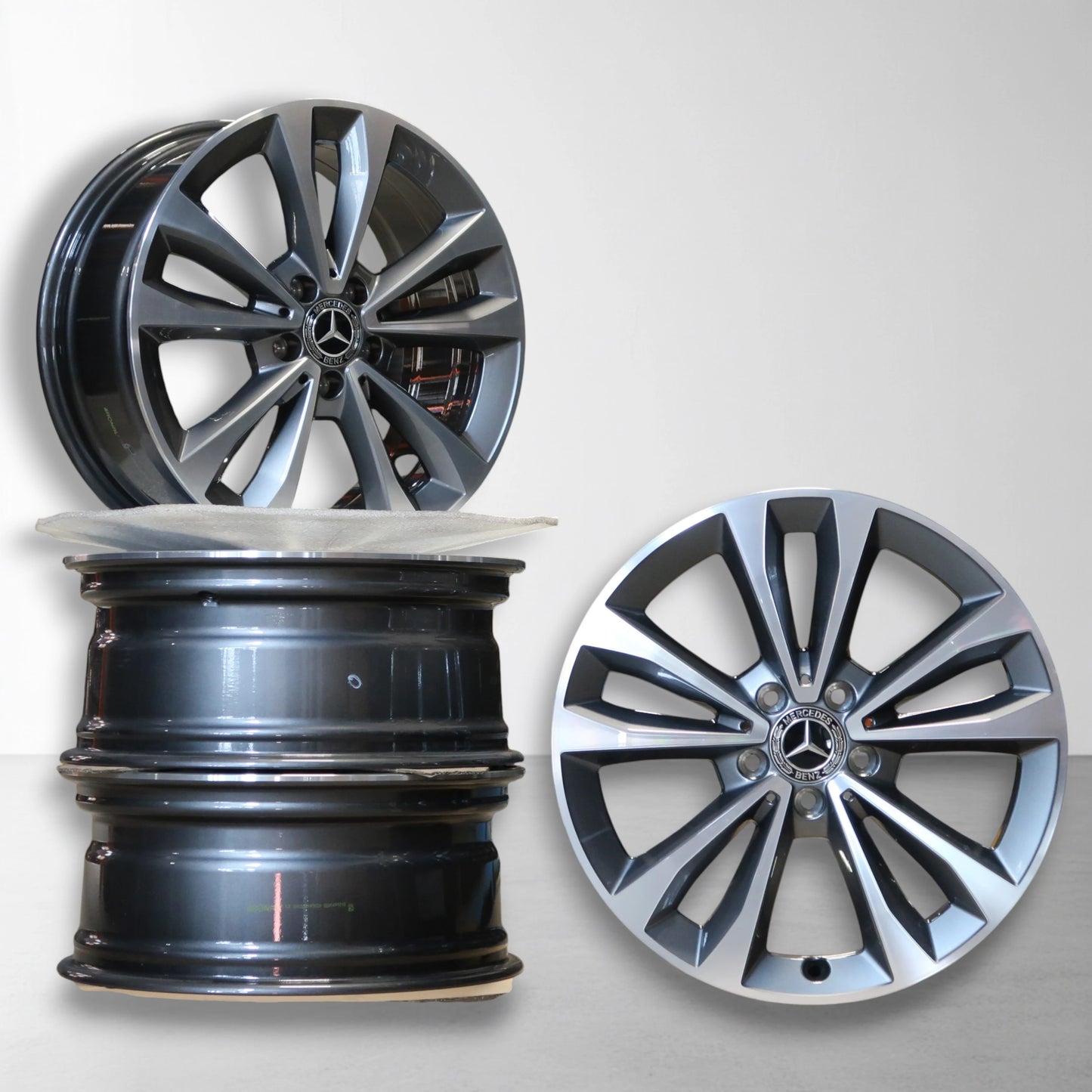 Set lichtmetalen velgen, zilver-zwart met Mercedes ster, 18 inch