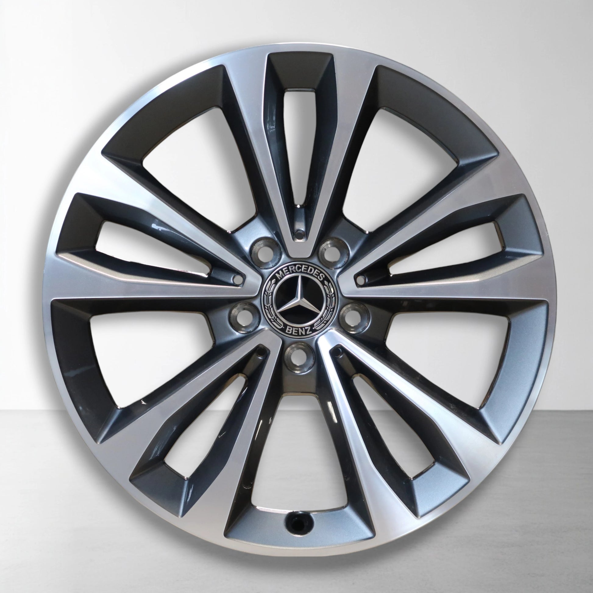Lichtmetalen velg met dubbele spaakvorm, zilver/zwart, Mercedes-logo in het midden