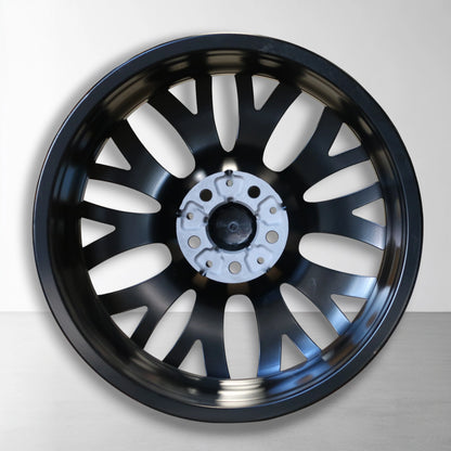 Achterzijde lichtmetalen velg met cross-spoke spaken, donker met zilveren naaf