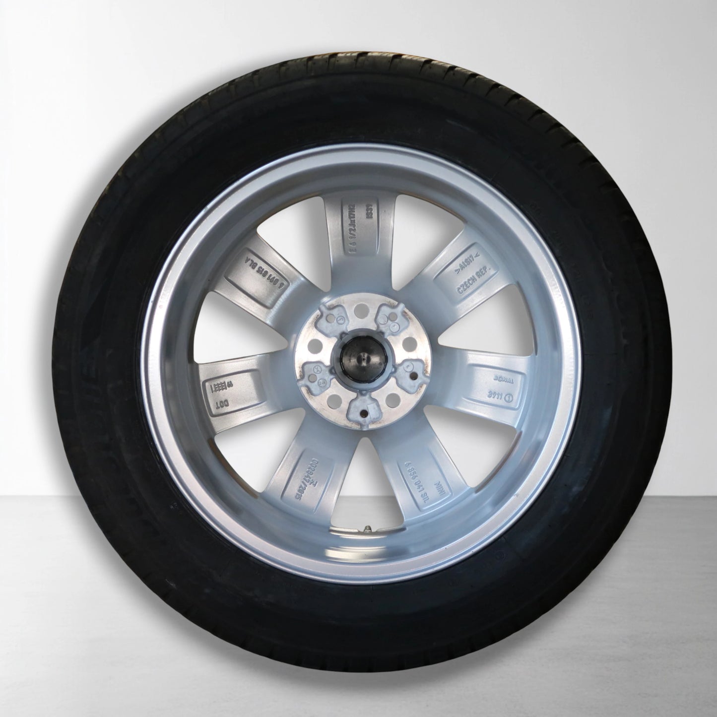 17 inch aluminium velg met winterband, zilveren spaken en centraal naafdeel