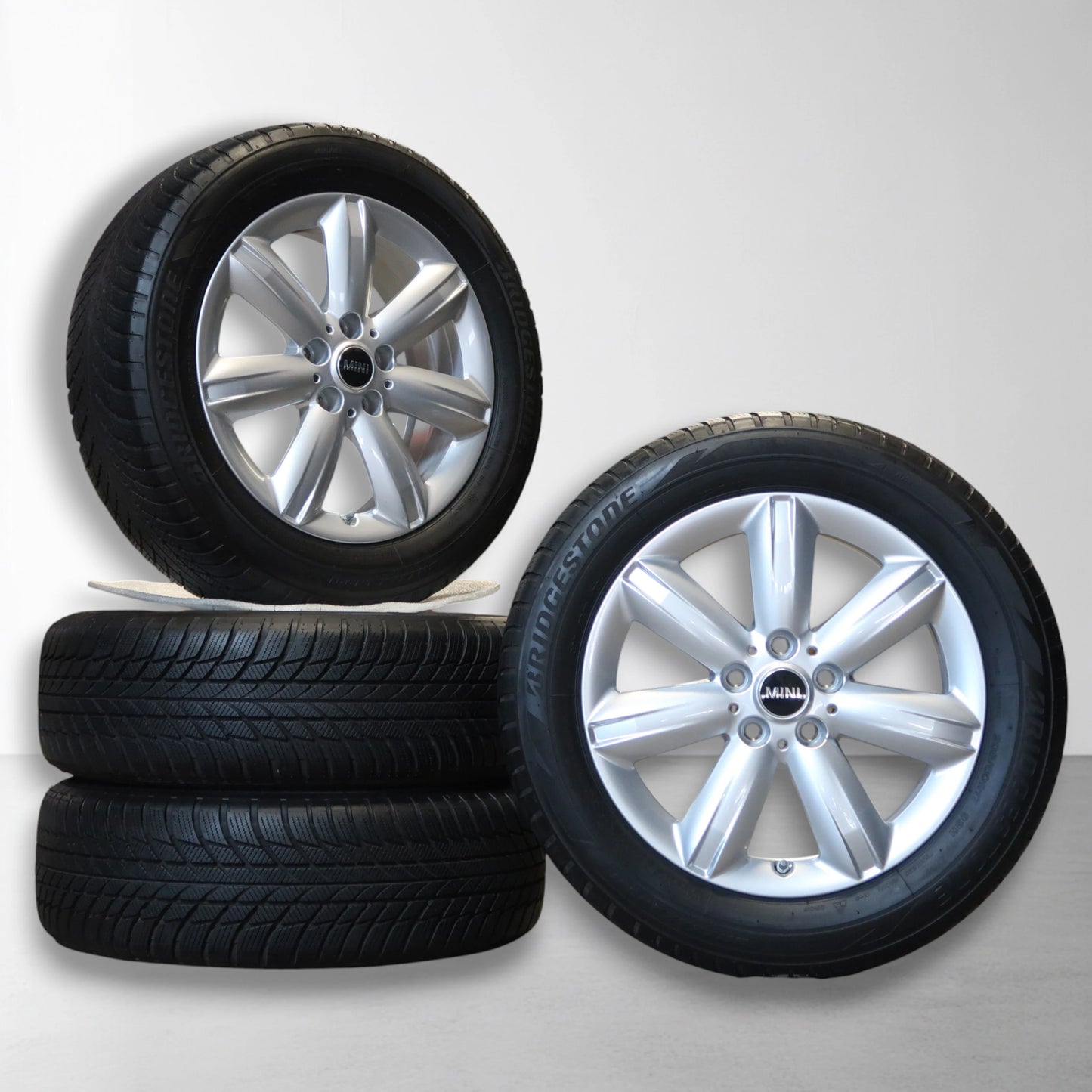 Set van 17 inch velgen met winterbanden, zilveren spaken en zwarte band