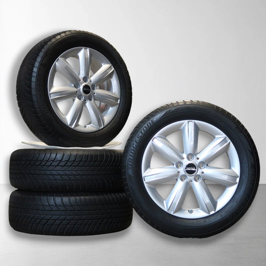 Set van 17 inch velgen met winterbanden, zilveren spaken en zwarte band