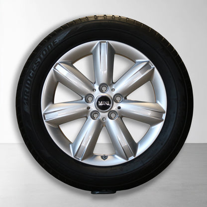 Zilveren 17 inch velg met winterband en MINI-logo in het midden
