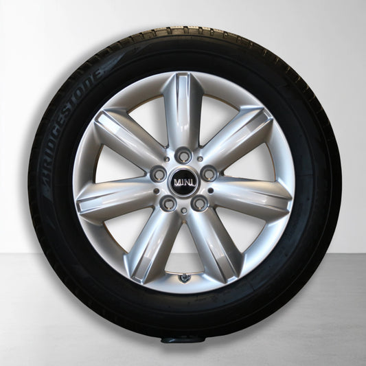 Zilveren 17 inch velg met winterband en MINI-logo in het midden